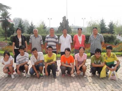 领秀房地产资助贫困大学生合影