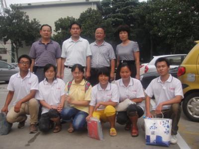 教育局领导与宛运集团资助贫困大学生代表合影