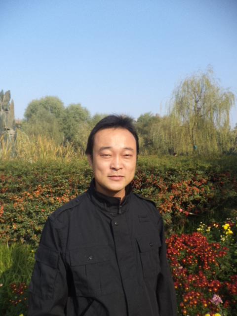 美术教师  吕梁