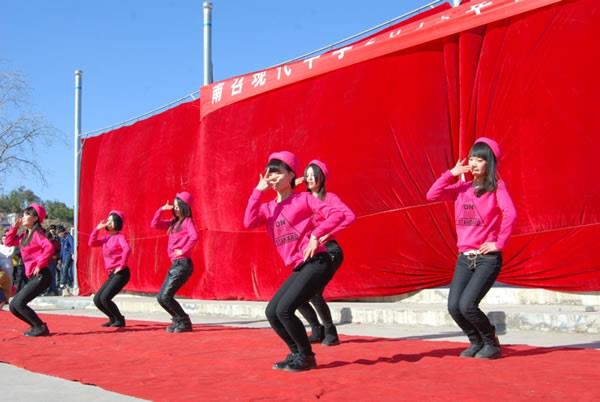 师生共同庆祝2015年元旦