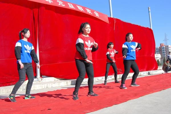 师生共同庆祝2015年元旦