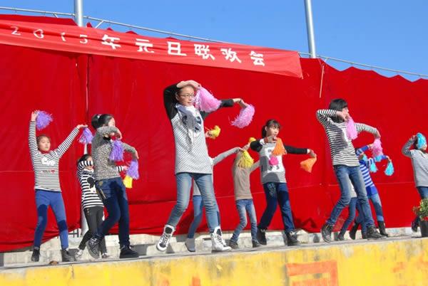 师生共同庆祝2015年元旦