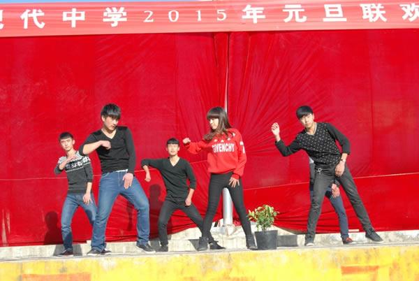 师生共同庆祝2015年元旦